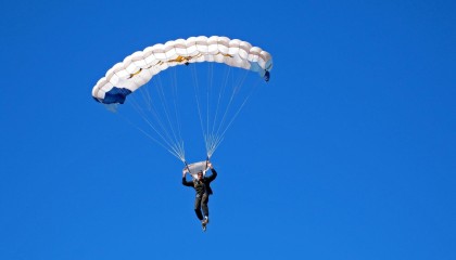 九游电竞中心-球场外的故事：运动员的生活点滴和成长经历，描写球场上运动员风采